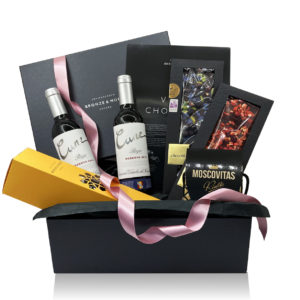 cesta regalo romántico san valentin vino, chocolate y pastas de almendra con cobertura de chocolate