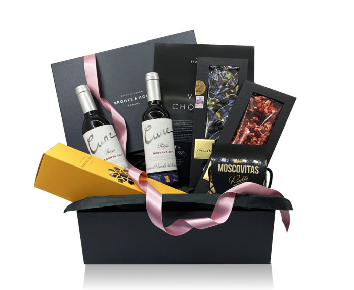 cesta regalo romántico san valentin vino, chocolate y pastas de almendra con cobertura de chocolate