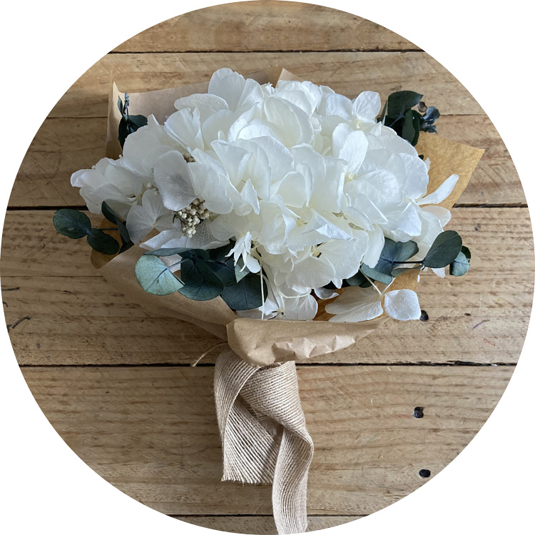 Flores a domicilio preservadas hortensia blanca con eucalipto y flor de arroz 