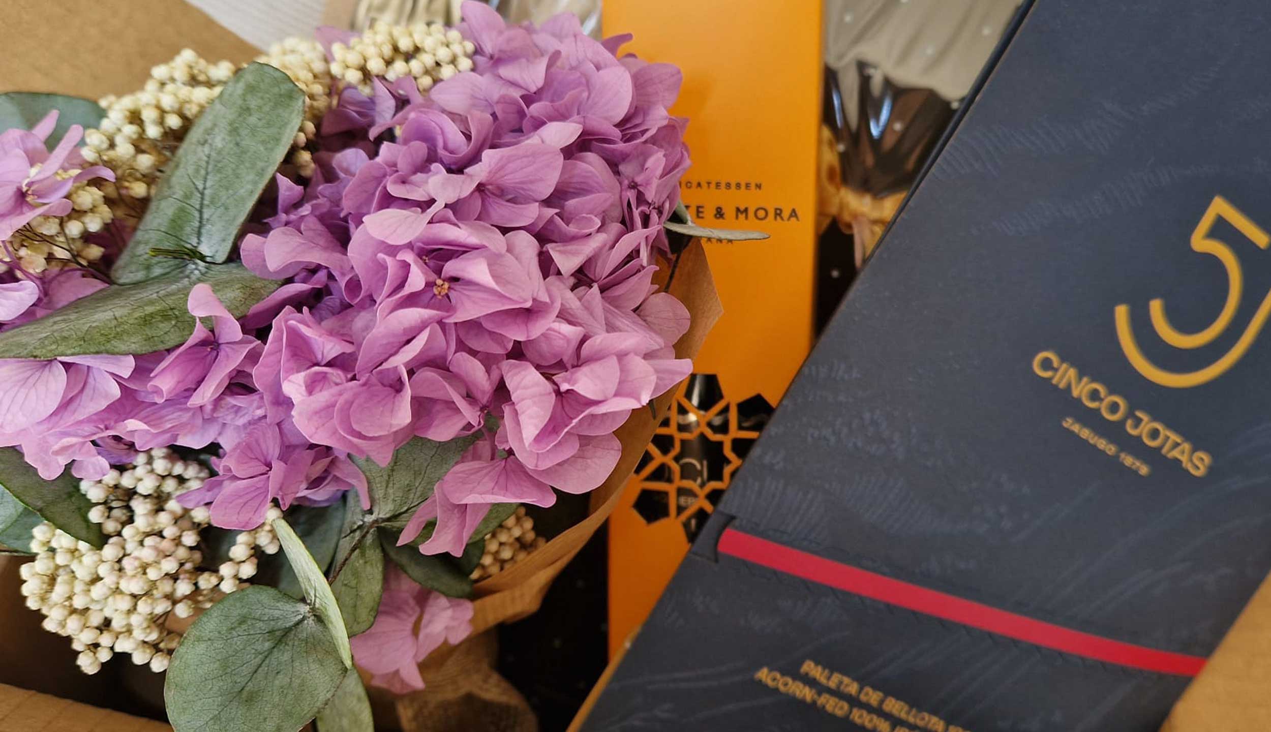 Regalo gourmet con flores preservadas