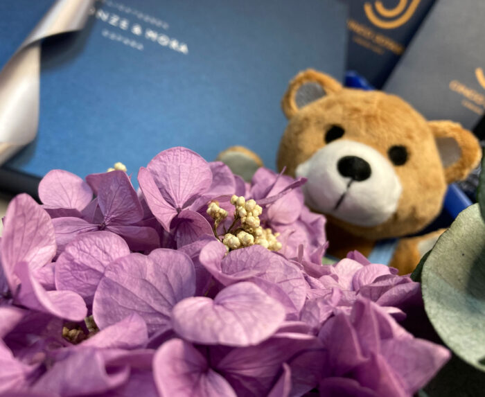 Detalle de osito y flores en el pack recién mamá