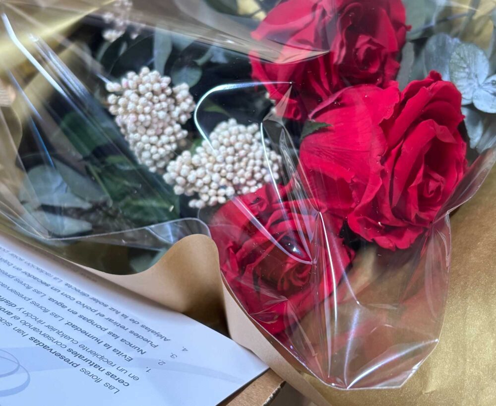 detalle del ramito de rosas rojas preservadas en su envoltorio de celofán